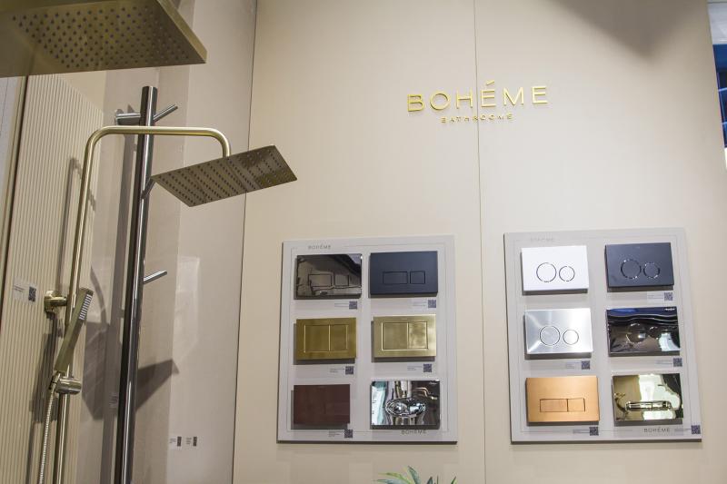 Клавиши смыва boheme на фирменном стенде-экспозиторе