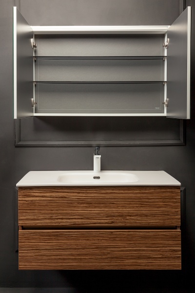 Зеркальный шкаф с подстветкой 80 см ArmadiArt Vallessi 547-Z